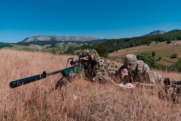 Zdjęcie sniper asystowany przez asystenta do obserwacji obszaru, który ma być celem nowoczesnej wojny taktycznej wirtualnej rzeczywistości okulary lotnicze drony technologia wojskowa