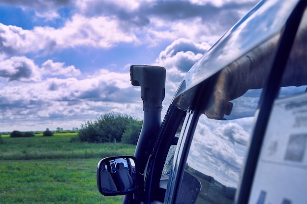 Snorkel zamontowany na pojeździe terenowym 4x4 na pięknym tle nieba