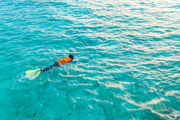 Snorkeling na tropikalnej wyspie Malediwy.