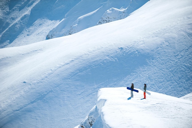 Snowboard w górskim krajobrazie