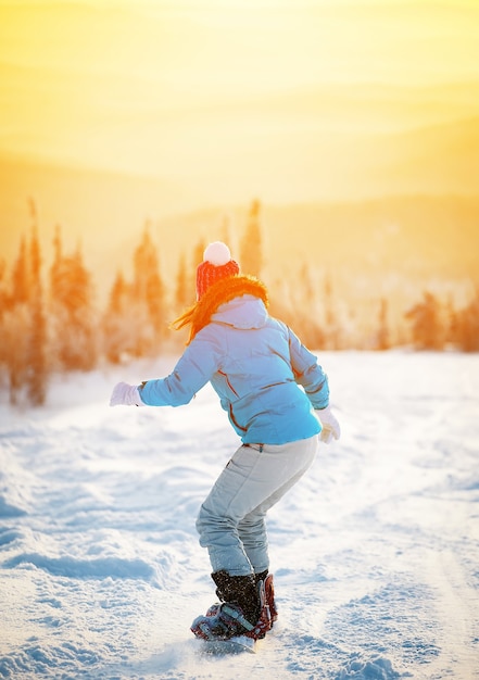 Snowboardowa Dziewczyna W Górach