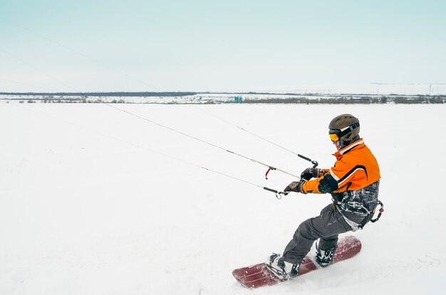 Snowboardzista na latawcu