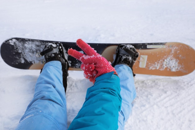 Zdjęcie snowboardzista na stoku narciarskim w snowy resort ferie zimowe