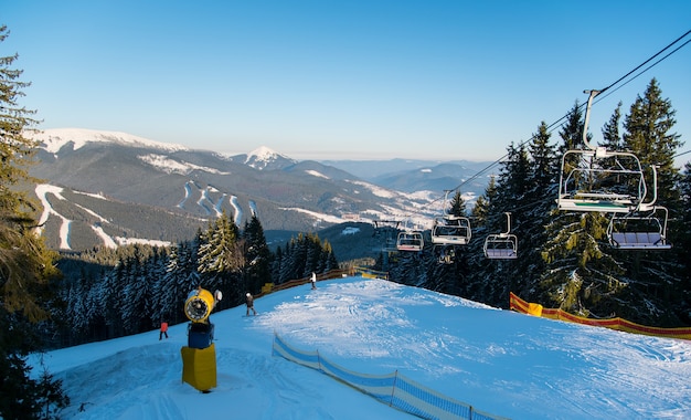 Zdjęcie snowboardzista na szczycie stoku w zimowy wieczór