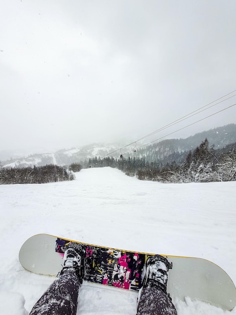 Snowboardzista Siedzący Na Stoku Narciarskim