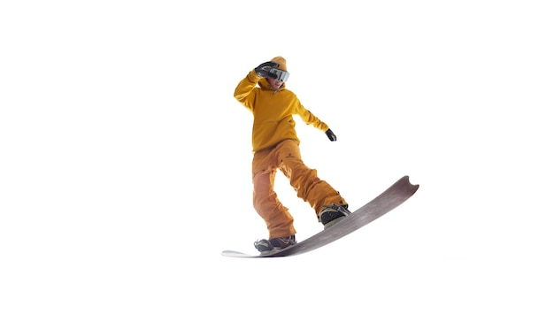 Snowboardzista w akcji na białym tle
