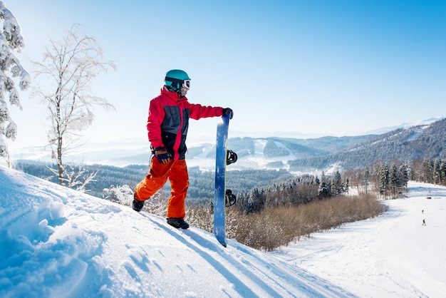 Snowboardzista w ośrodku narciarskim w zimie