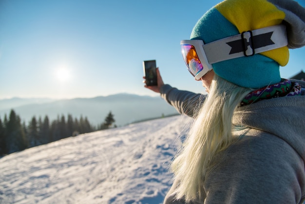 Snowboardzista Za Pomocą Inteligentnego Telefonu W Górach