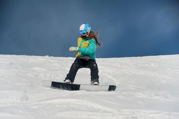 Snowboardzistka Jazda Na Zboczu Góry