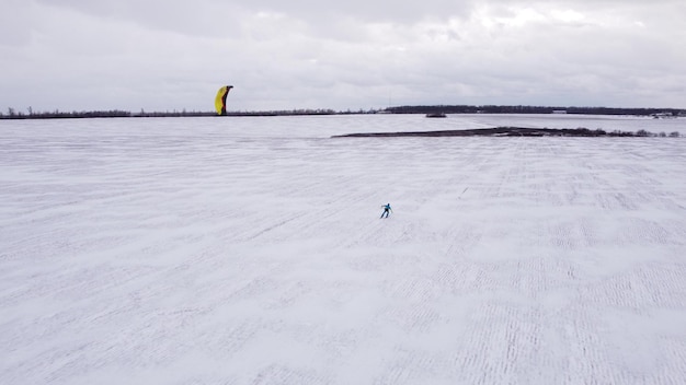 SnowKiting kitesurfing sport na lodowym jeziorze zima Widok drona z lotu ptaka