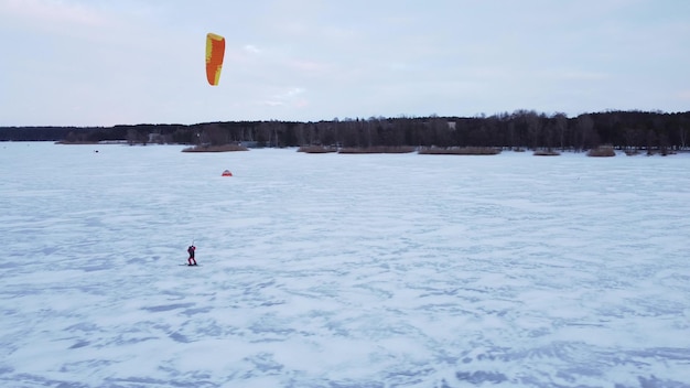 SnowKiting kitesurfing sport na lodowym jeziorze zima Widok drona z lotu ptaka