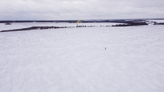 SnowKiting kitesurfing sport na lodowym jeziorze zima Widok drona z lotu ptaka