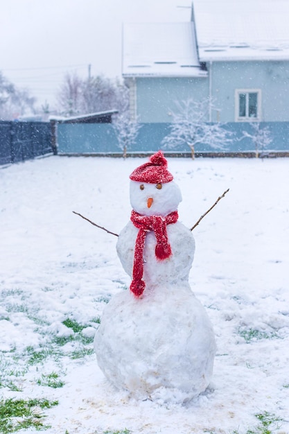 Snowman w zimie na podwórku Selektywna ostrość