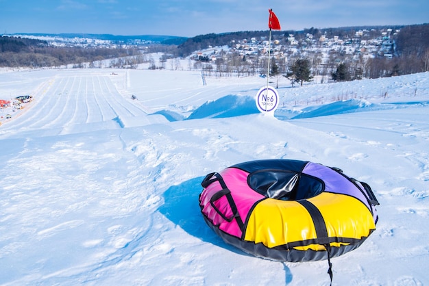 Snowtubing Sanie Na Szczycie Wzgórza Zimowa Aktywność