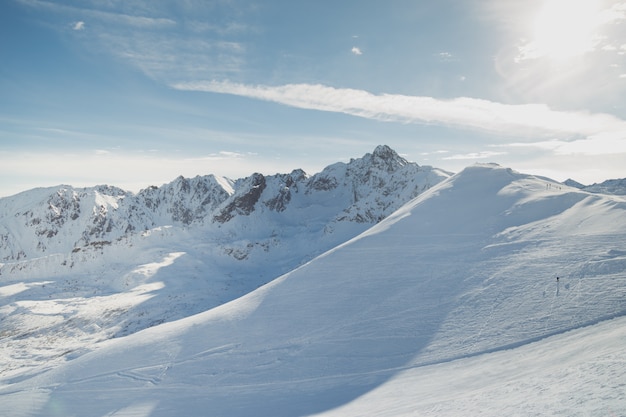 Snowy stokach w górach zimą. Ośrodki narciarskie.