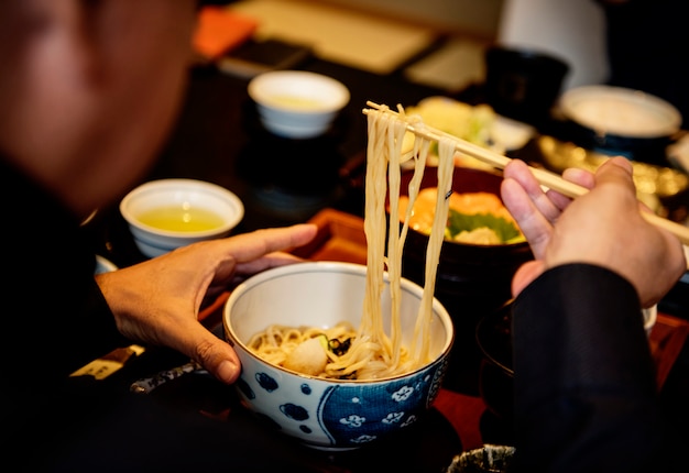 Zdjęcie soba z makaronem, japońskie jedzenie