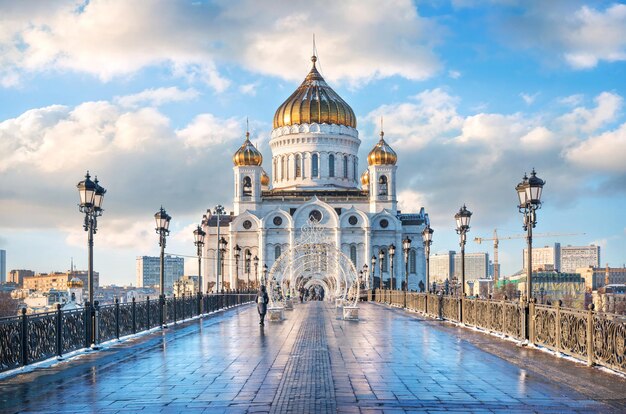 Sobór Chrystusa Zbawiciela i latarnie na Moście Patriarchy do Moskwy w zimowy dzień