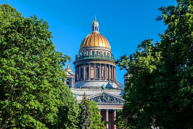 Sobór św. Izaaka w pogodny letni dzień