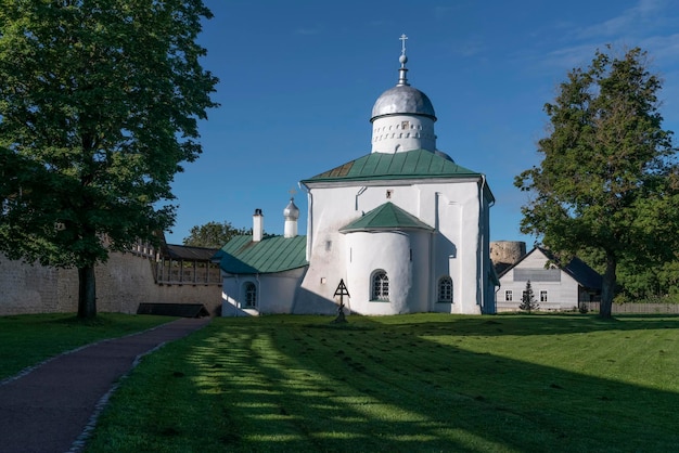 Sobór św. Mikołaja Nikolskiego w twierdzy Izborsk w letni dzień Izborsk Region Pskowski Rosja