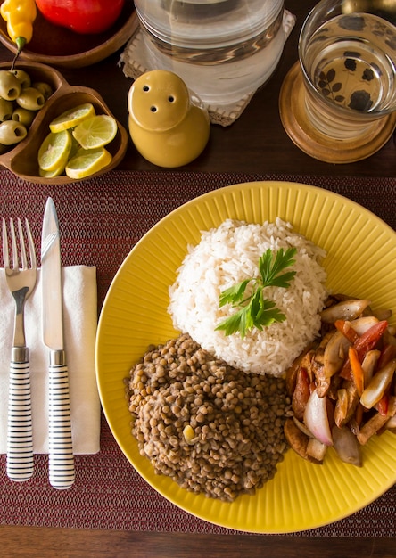Soczewica smażony kurczak ryż peruwiański tradycyjne jedzenie mise en place drewniany stół