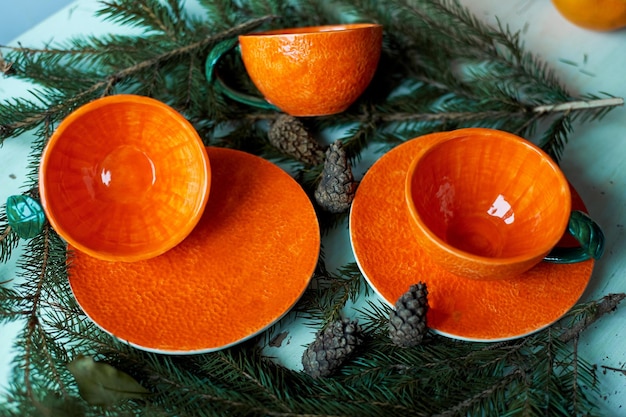 Soczysta pomarańczowa para herbat na tle gałązek jodłyUczucie świeżości i oczekiwanie na Nowy Rok