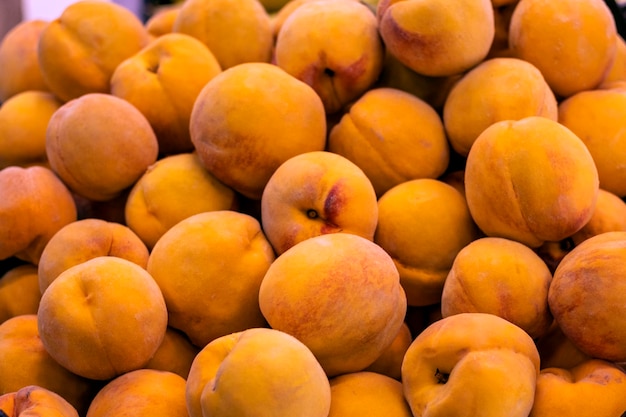 Soczyste brzoskwinie Świeże owoce z rynku hiszpańskiego