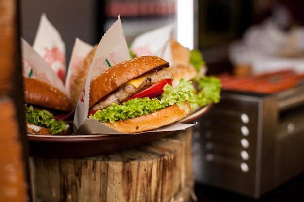 soczyste burgery i czarne burgery na ladzie food court street food