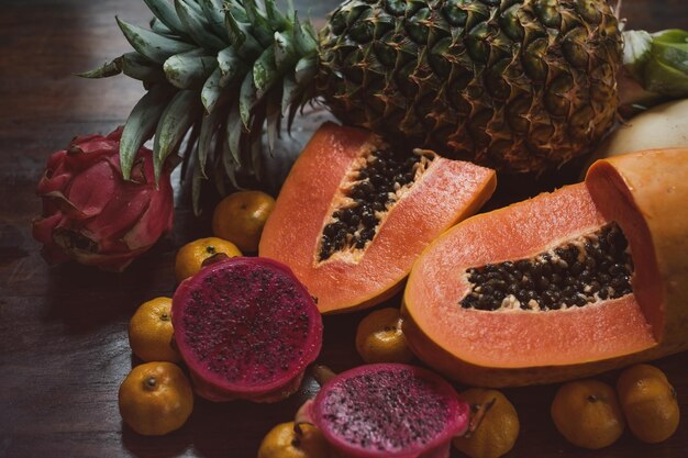 Soczyste egzotyczne owoce Ananas Papaja Mango Gragon Owoc na stole gotowy do spożycia