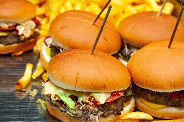 Soczyste hamburgery i smażone frytki zbliżenie Gotowe hamburgery z ziemniakami Fast food