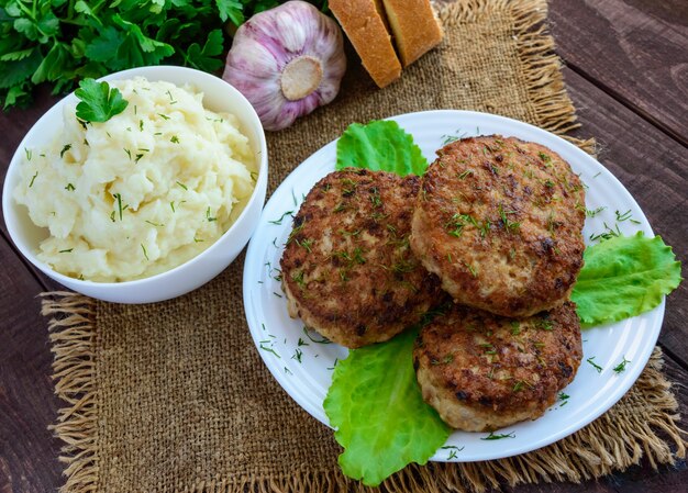 Soczyste Homecutlets (wołowina, Wieprzowina, Kurczak) I Puree Ziemniaczane Na Drewnianym Tle.