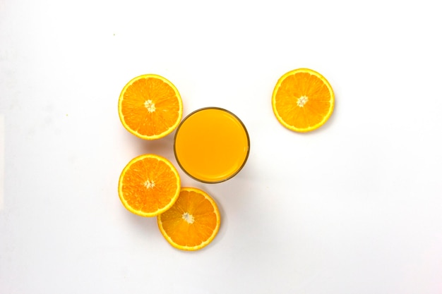 soczyste pomarańcze kawałki ze szkłem izolowanym na białym tle widok z góry