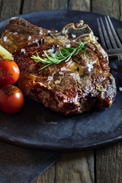 Soczyste porcje grillowanego polędwicy na ciemno