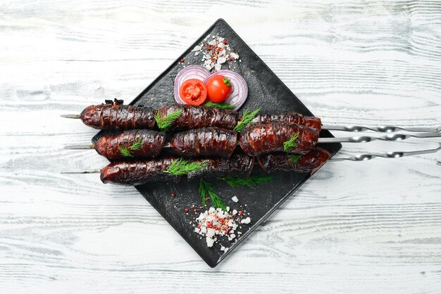Soczyste pyszne pieczone kiełbaski wieprzowe Szaszłyki Menu grillowe Widok z góry Wolne miejsce na kopię