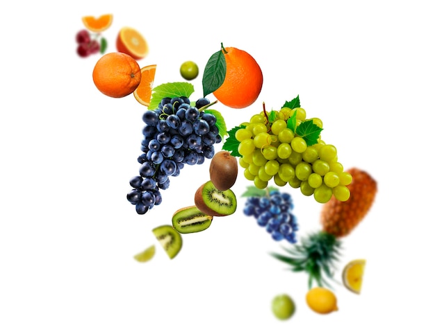 Soczyste smaczne świeże winogrona kiwi pomarańczowy ananas wiśnia limonka lewitować na białym tle zdrowa dieta Świeże owoce i warzywa