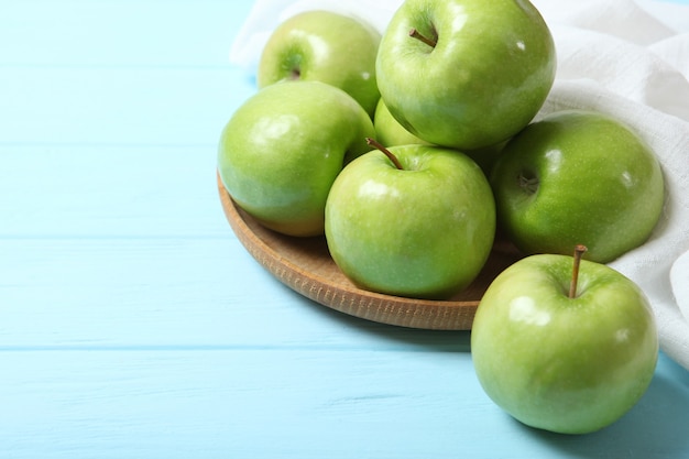Soczyste zielone jabłka na drewnianym stole