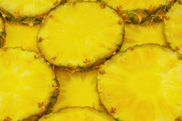 Soczyste żółte plastry ananasa jako tło Widok z góry