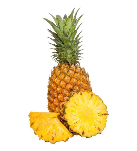 Soczysty ananas z pierścieniem i plastrami na białym tle