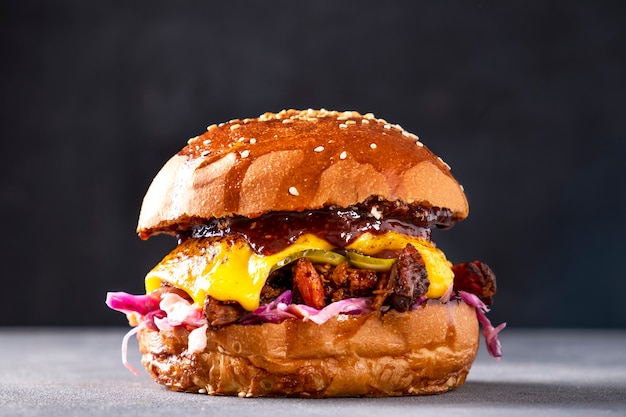 Soczysty burger z szarpaną wieprzowiną i sosem BBQ