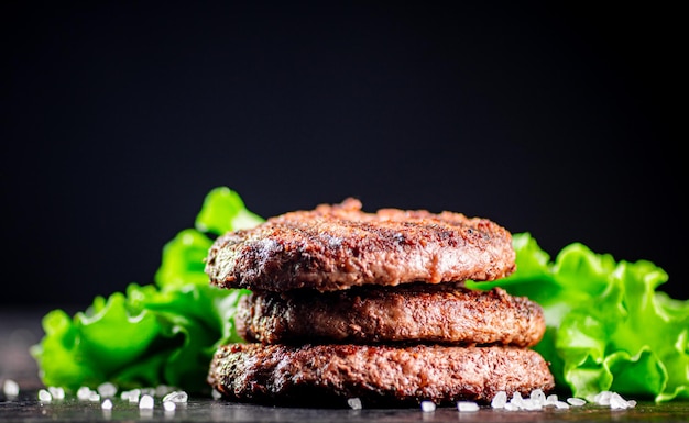 Soczysty grillowany burger na stole