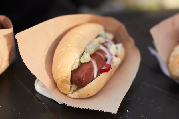 Soczysty hot dog z kiełbasą myśliwską i sosami street food