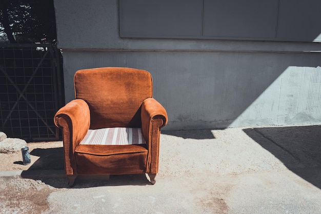 Sofa na podłodze przy budynku