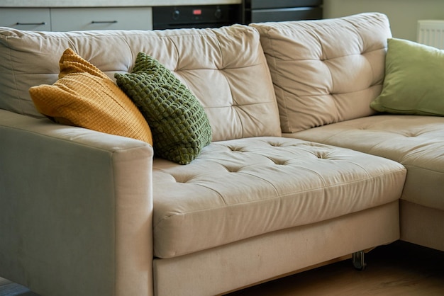 Sofa z dekoracyjnymi poduszkami w salonie
