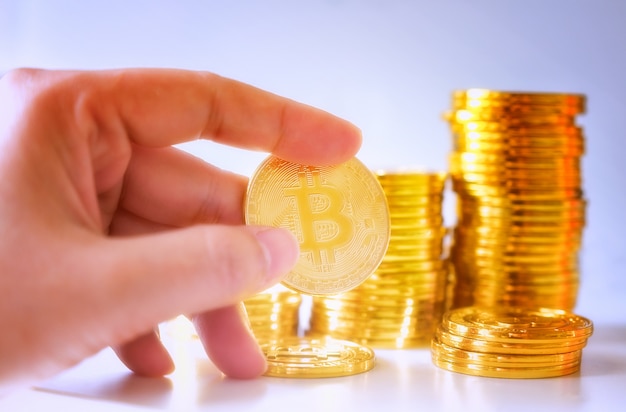 Soft Focus Hand posiada pojedynczy bitcoin