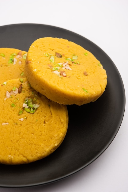 Sohan Halwa lub chałwa, popularny słodki przepis z Ajmer w Indiach. podawane w talerzu