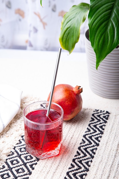 Sok estetyczny Granat odświeżający Naturalny zdrowy sok w pobliżu rośliny wewnętrznej