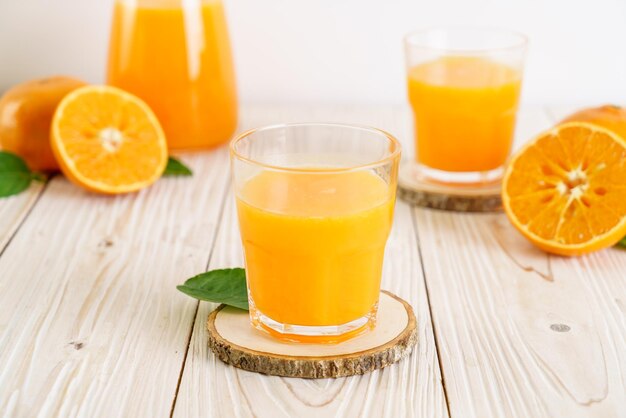 Zdjęcie sok pomarańczowy na stole.