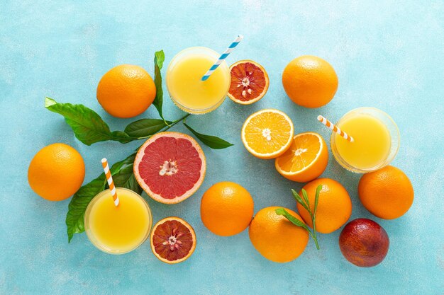 Sok pomarańczowy świeżo wyciśnięty sok koncepcja witaminy C