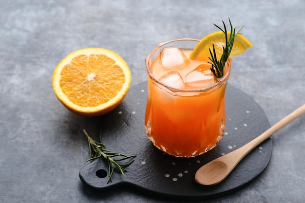 Sok pomarańczowy w szklance z rozmarynem Selektywna ostrość i rozmyte tło