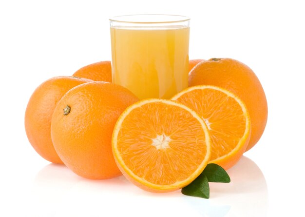 Sok pomarańczowy w szkle i plastry na białym tle