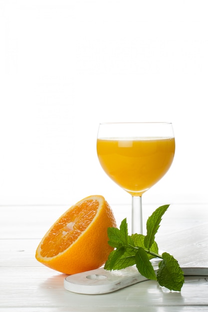 Sok pomarańczowy w szkle z plasterkiem pomarańczy.